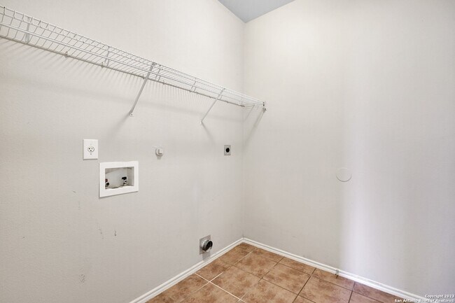 Building Photo - 735 Park Point