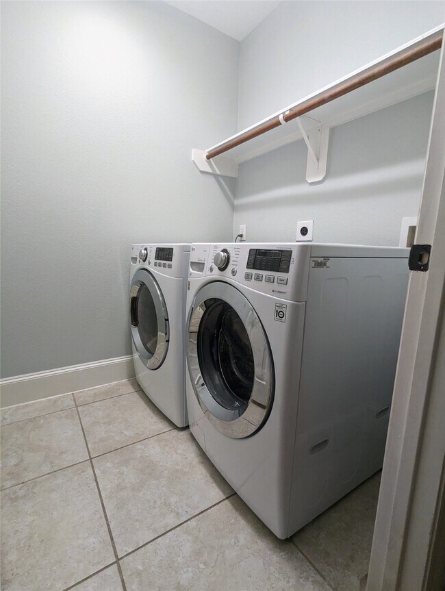 Building Photo - 330 Cage St