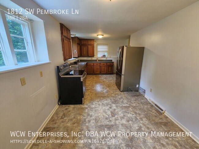 Building Photo - 1812 SW Pembroke Ln