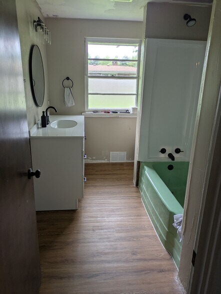 Bathroom - 3307 N Brooks Ln