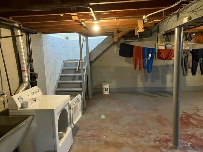 Building Photo - Charming Midvale Heights Ranch