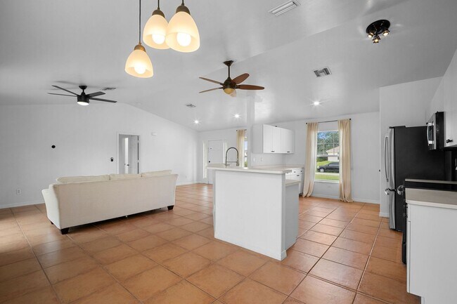 Building Photo - Well maintained Single family home 2 bed 2...