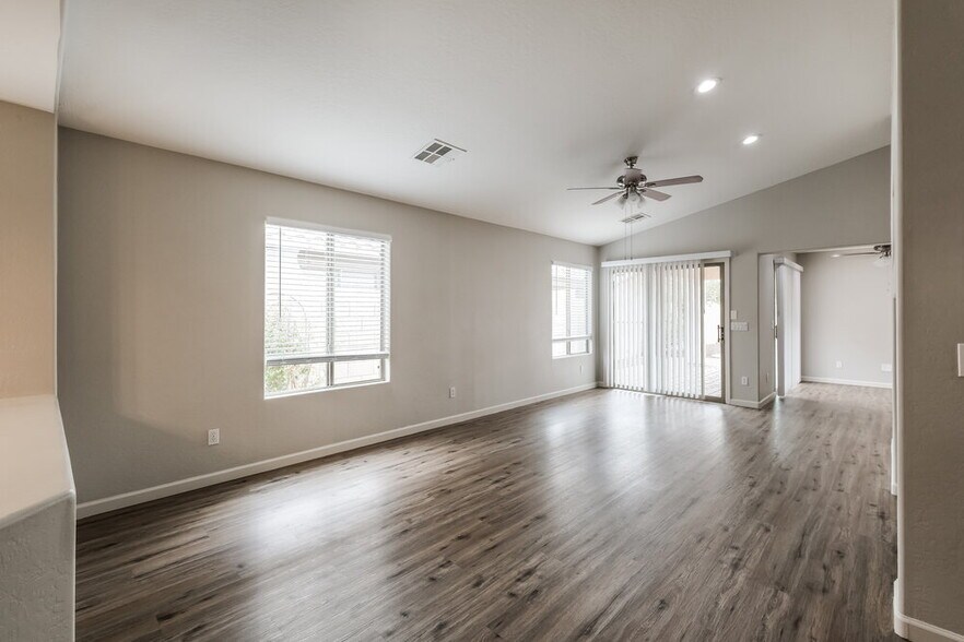 Building Photo - 7223 W Winslow Ave