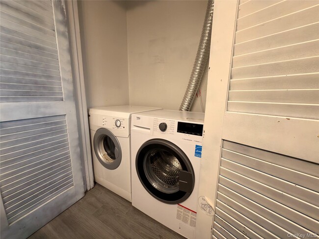 Building Photo - 16 James St