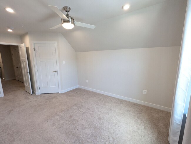 Building Photo - Stunning villa in the Harrison Terrace com...