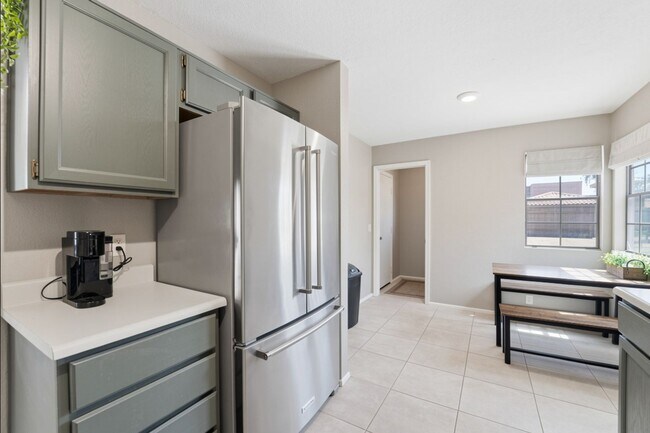 Building Photo - Move-in-ready home available furnished or unfurnished to suit your lifestyle!!