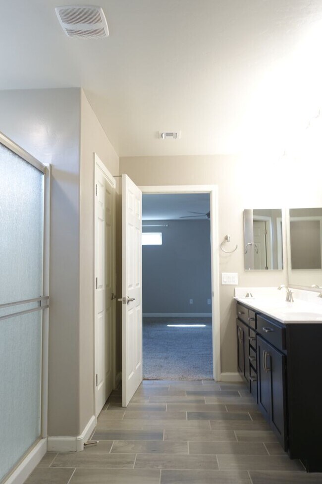 Building Photo - (Vail) Spacious 5 bedroom 3 bath house!