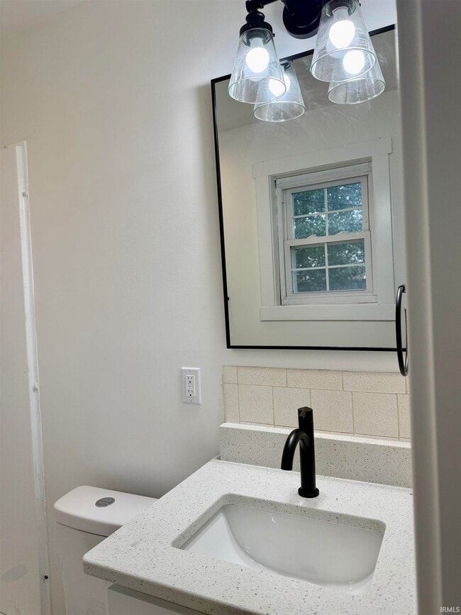 Building Photo - 404 S Hickory Dr