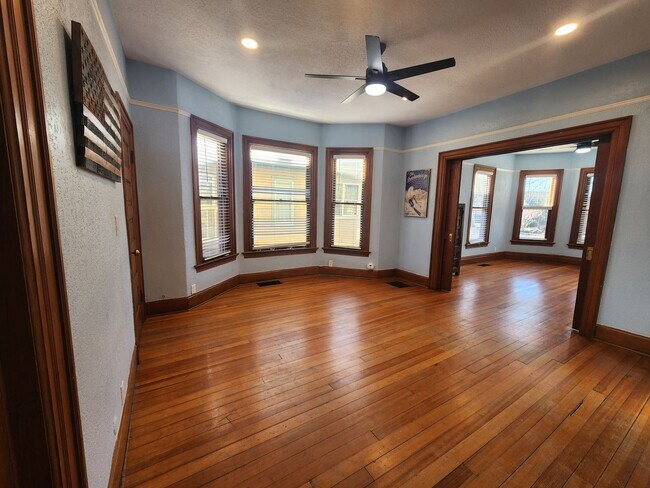 Building Photo - 716 EB