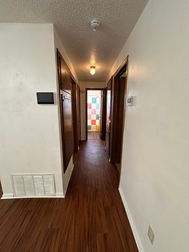 Building Photo - 4 Bed, 2 Bath house w/1 car garage