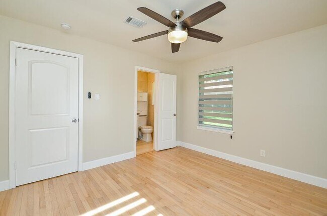 Building Photo - 8330 Waterbury Dr
