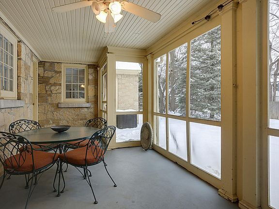 Building Photo - "Charming 3-Bed Home with Granite Elegance...