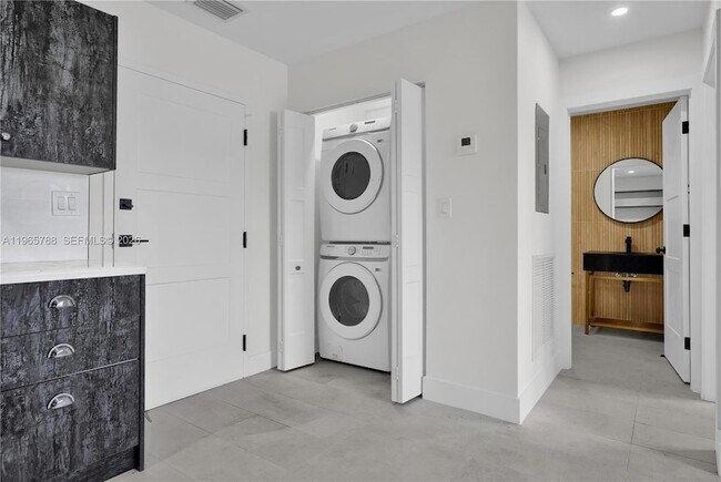 Building Photo - 5980 SW 40th Ave