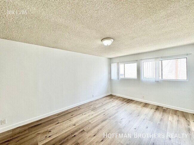 Building Photo - 1420 Rexford Dr