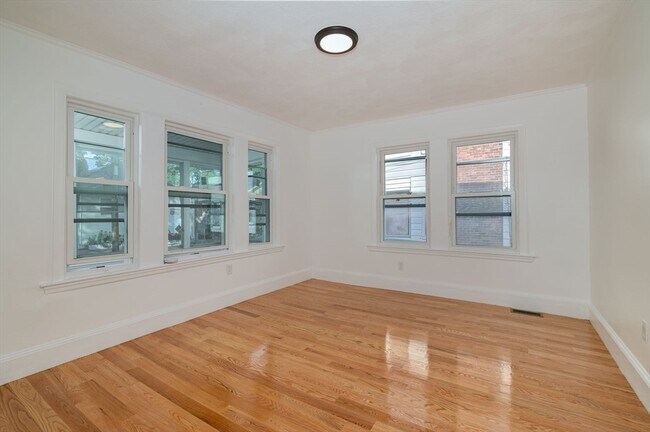 Building Photo - 135 Safford St