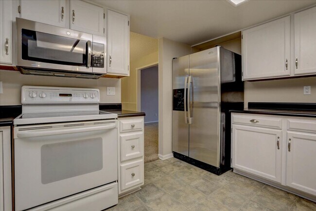 Building Photo - 10701 Hobbit Ln