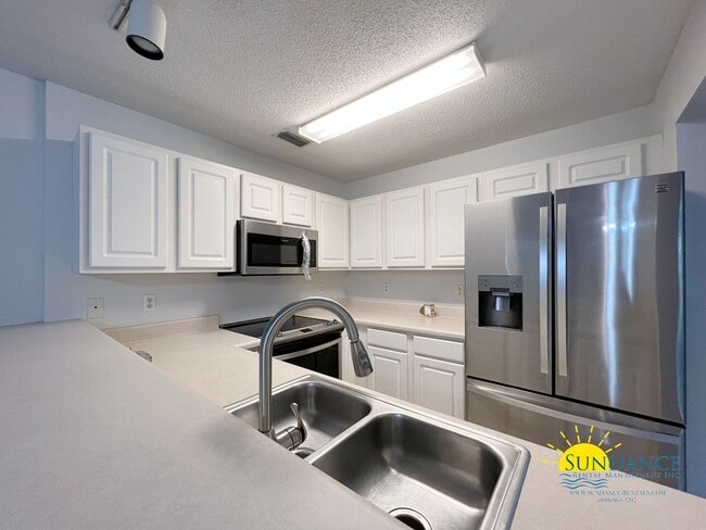 Building Photo - Spacious 2 Bedroom Townhouse near Hurlburt Field AFB!
