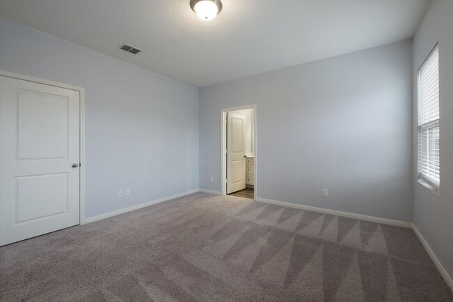 Building Photo - Ranch Style 3 Bed 2 Bath with Freshly painted and New Floors!