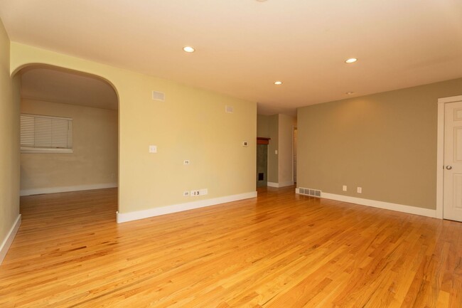 Building Photo - $500 off December for IMMEDIATE MOVE IN - ...