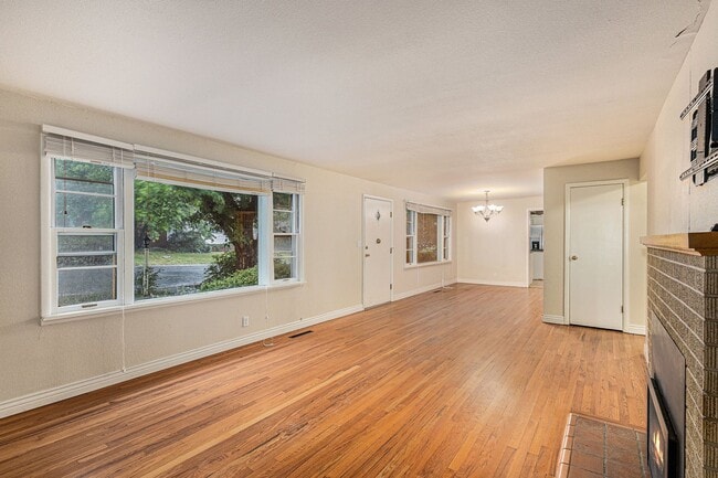 Building Photo - Cheyenne Canyon / 3 bedroom, 2 car garge, ...