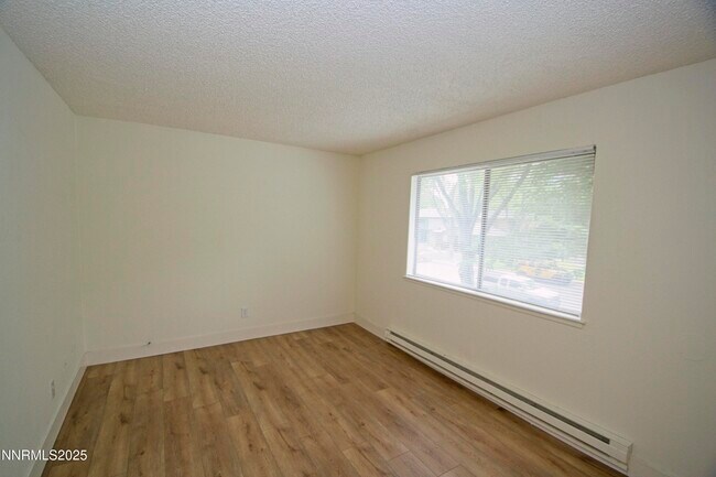Building Photo - 664 Oakwood Dr