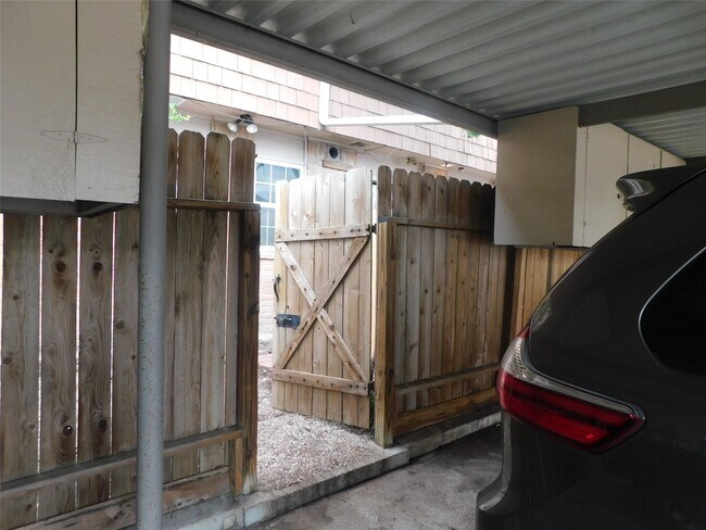 Building Photo - 472 N Post Oak Ln