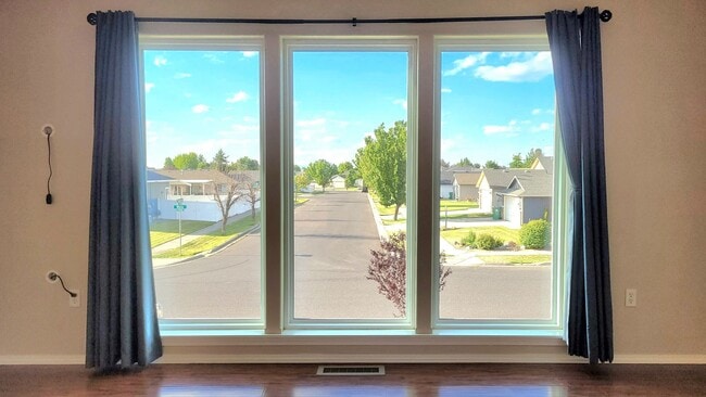 Building Photo - Gorgeous Split Level with Fenced Backyard