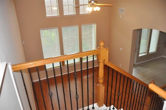 Building Photo - 3305 Knollcrest Ln