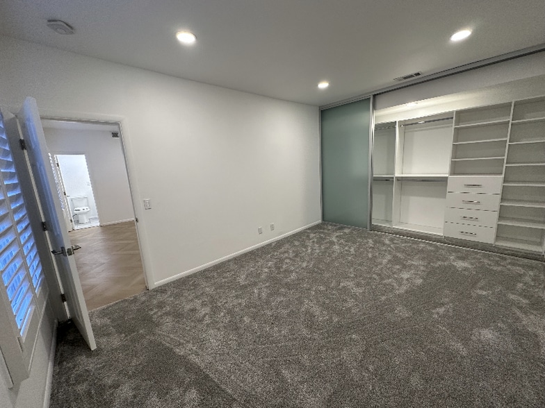 Building Photo - 1119 Poinsettia Dr