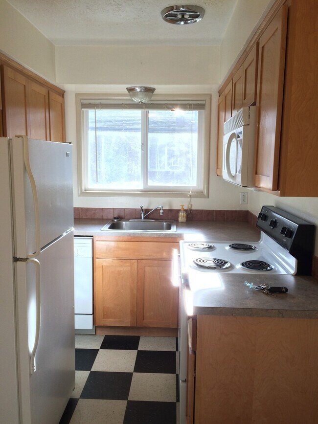 Building Photo - Corner 1bed, great location, bike storage,...
