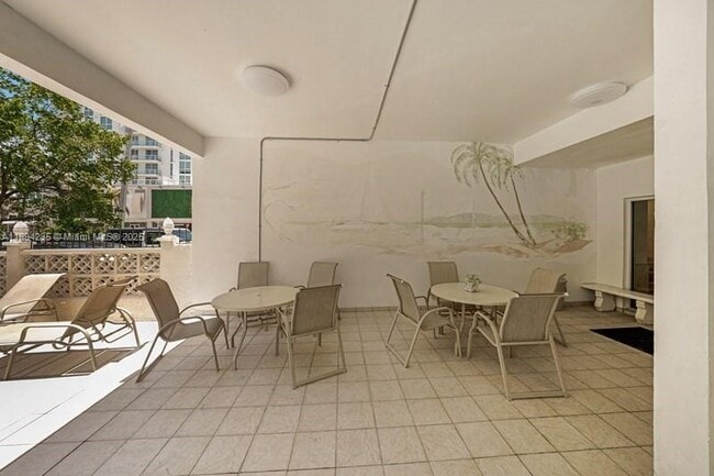 Building Photo - 3000 Riomar St