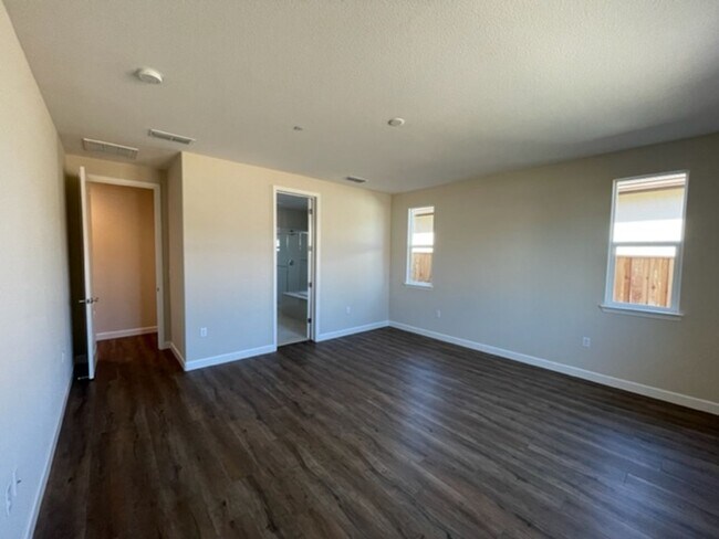 Building Photo - 3 Bedroom 2 Bathroom