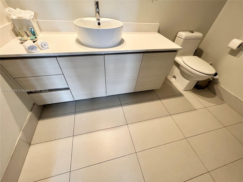 Building Photo - 2600 E Hallandale Beach Blvd
