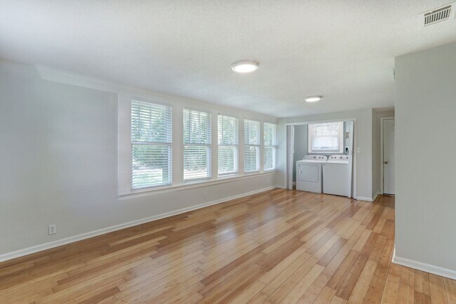 Building Photo - Four Bedroom - Two Bathroom - Single Famil...
