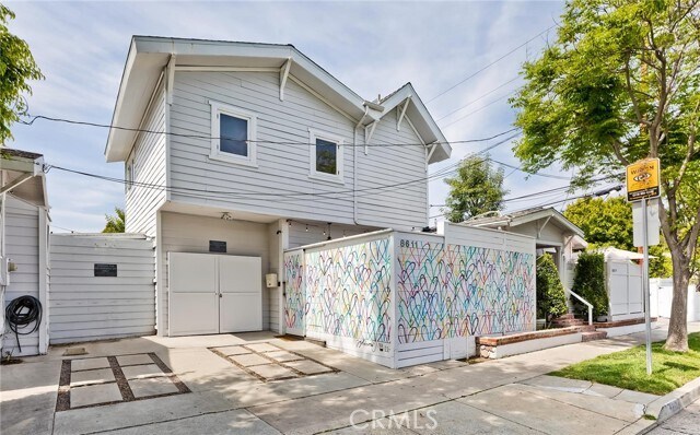 Building Photo - 8611 Rosewood Ave