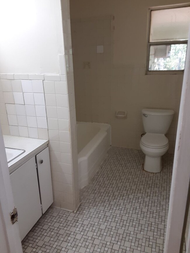 Building Photo - 4 Bedroom Home