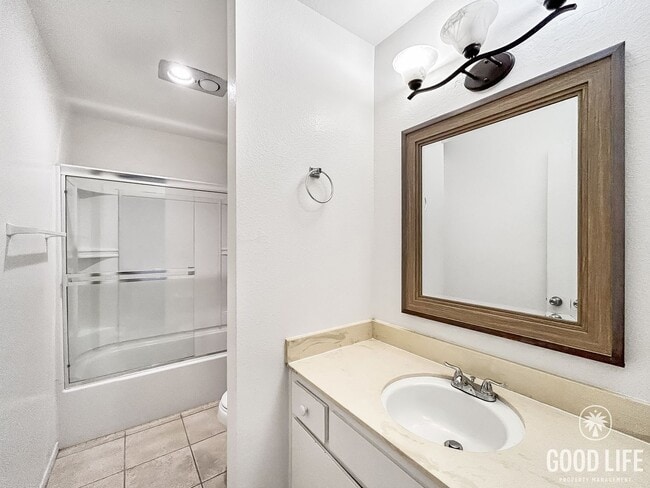 Building Photo - Beautiful 2B/2BA Condo in Pacific Beach w/ Parking & Swimming Pool!