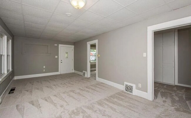 Building Photo - 3 Bedroom Home with a Fenced Yard and BEAU...