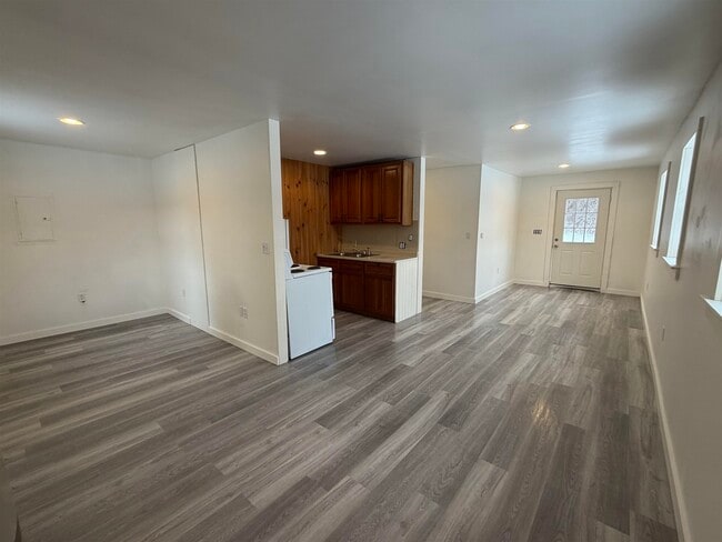 Building Photo - 722 VT-30