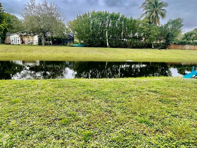 Building Photo - 10874 Royal Palm Blvd