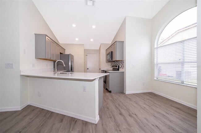 Building Photo - 2425 Rolling Broak Dr