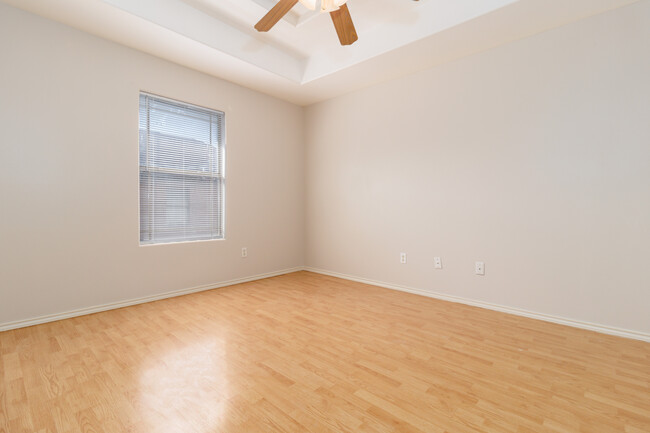 Building Photo - 1204 W Fig Ave