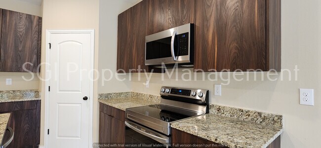 Building Photo - 4 Bedroom Home Ready for Move in!