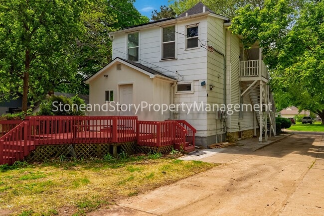 Building Photo - Large 4 bedroom 2 bath in well established Oakland neighborhood