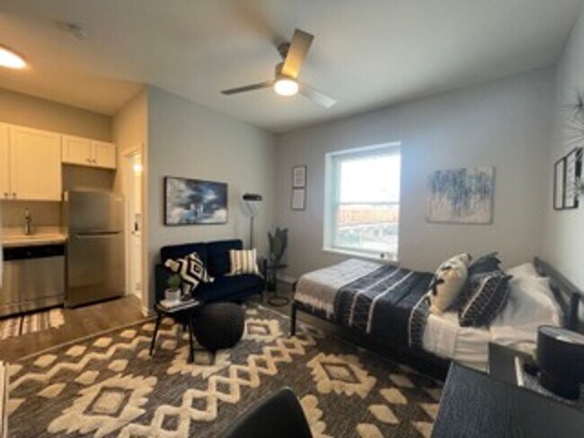 Building Photo - Brand new Luxury studio 2 blocks to the lake