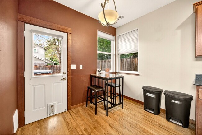 Building Photo - 1719 Lithia Way