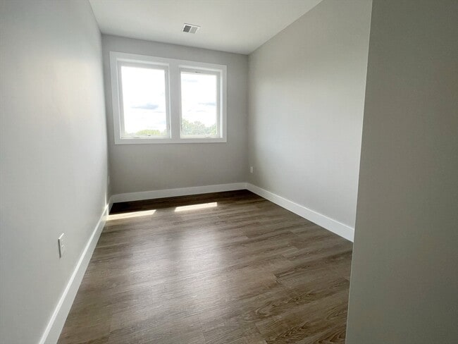 Building Photo - 80 Bridge St