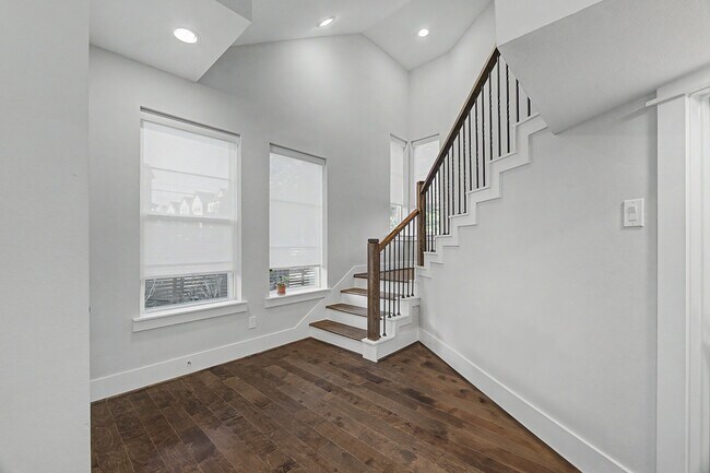 Building Photo - 1226 W 26th St