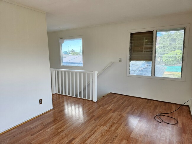 Building Photo - Spacious 3-Beds, 2-Bath Apartment. Back unit