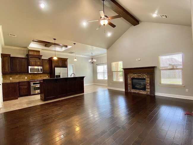 Building Photo - 4 Bed, 2 Bath in Gated Edmond Neighborhood